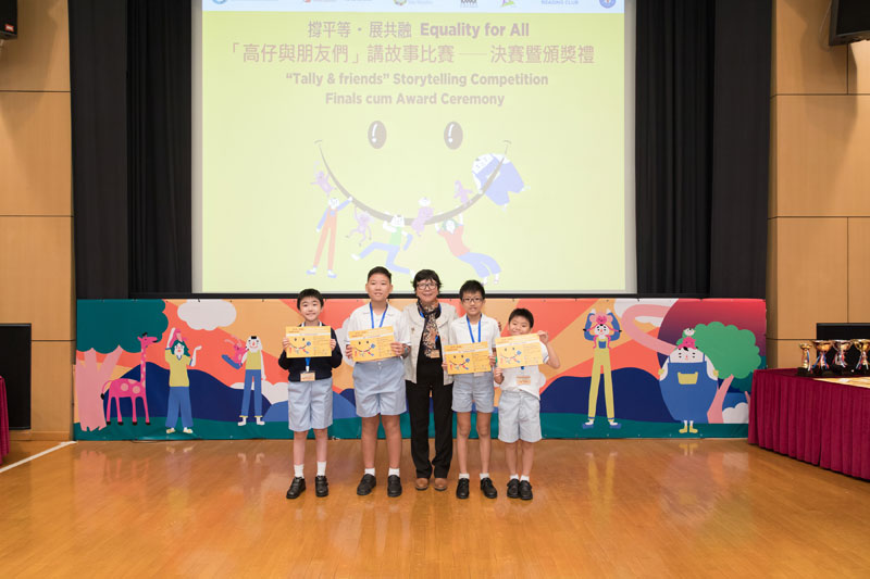合作組評判香港兒童文藝協會會長何巧嬋女士頒發獎狀予入圍隊伍Master Team。
